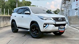 Private taxi hire in Pak Chong with driver, Toyota Fortuner.