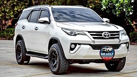 Private car hire service with driver from Bangkok to Pak Chong using a Toyota Fortuner