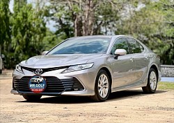 Toyota Camry with driver for tourists in Bangkok