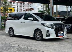 Luxury car with chauffeur service for foreign tourists to tour Bangkok