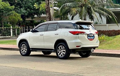 Hire a car to go sightseeing in Ayutthaya