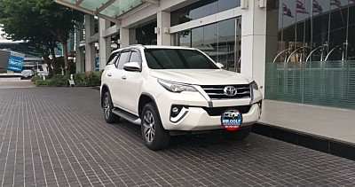 รถ SUV ส่วนตัวสำหรับบริการรถเช่าพร้อมคนขับ เดินทางสะดวก ปลอดภัย เหมาะสำหรับท่องเที่ยวและเดินทางต่างจังหวัด