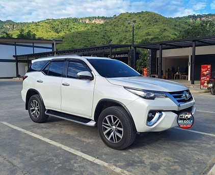 รถ SUV ส่วนตัวสำหรับบริการรถเช่าพร้อมคนขับ เดินทางสะดวก ปลอดภัย เหมาะสำหรับท่องเที่ยวและเดินทางต่างจังหวัด